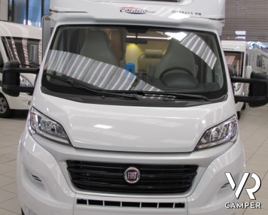 Carado T348: camper nuovo semintegrale con letto alla francese, ampio bagno e dinette, possibilità di portamoto esterno, produzione tedesco