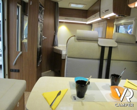 Carado T348: camper nuovo semintegrale con letto alla francese, ampio bagno e dinette, possibilità di portamoto esterno, produzione tedesco