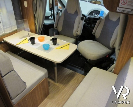 Carado T348: camper nuovo semintegrale con letto alla francese, ampio bagno e dinette, possibilità di portamoto esterno, produzione tedesco