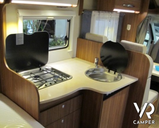 Carado T348: camper nuovo semintegrale con letto alla francese, ampio bagno e dinette, possibilità di portamoto esterno, produzione tedesco