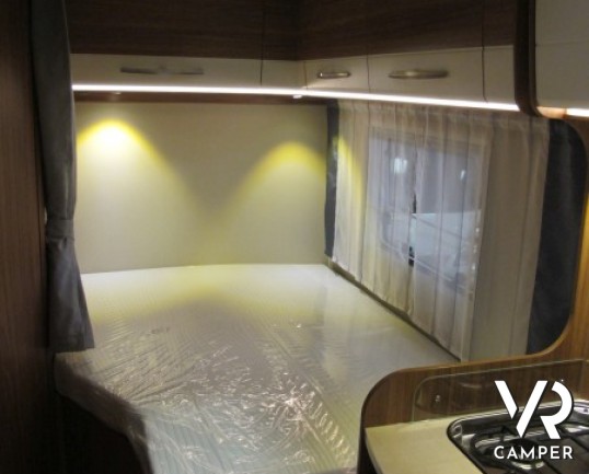 Carado T348: camper nuovo semintegrale con letto alla francese, ampio bagno e dinette, possibilità di portamoto esterno, produzione tedesco