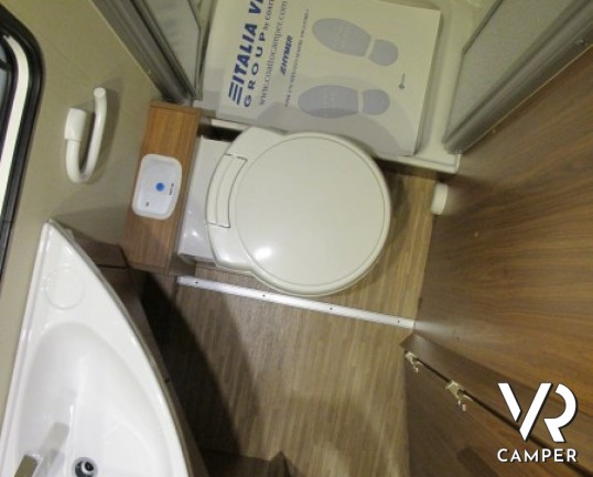 Carado T348: camper nuovo semintegrale con letto alla francese, ampio bagno e dinette, possibilità di portamoto esterno, produzione tedesco