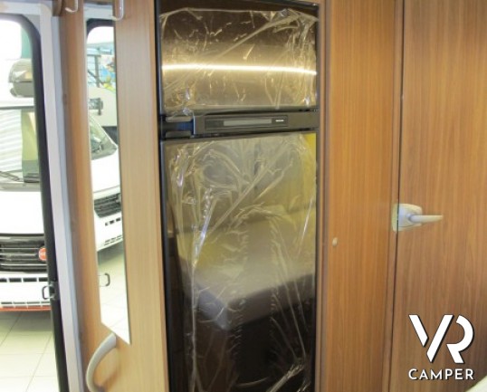 Carado T348: camper nuovo semintegrale con letto alla francese, ampio bagno e dinette, possibilità di portamoto esterno, produzione tedesco