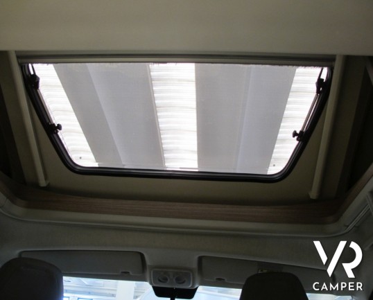 Carado T348: camper nuovo semintegrale con letto alla francese, ampio bagno e dinette, possibilità di portamoto esterno, produzione tedesco