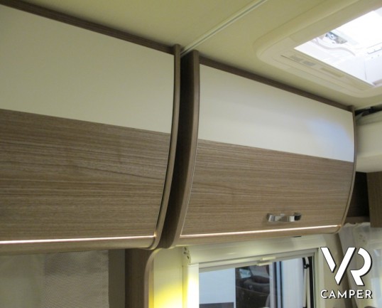 Carado T348: camper nuovo semintegrale con letto alla francese, ampio bagno e dinette, possibilità di portamoto esterno, produzione tedesco