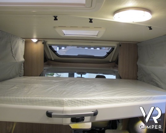 Carado T348: camper nuovo semintegrale con letto alla francese, ampio bagno e dinette, possibilità di portamoto esterno, produzione tedesco