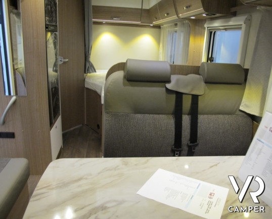 Carado T348: camper nuovo semintegrale con letto alla francese, ampio bagno e dinette, possibilità di portamoto esterno, produzione tedesco