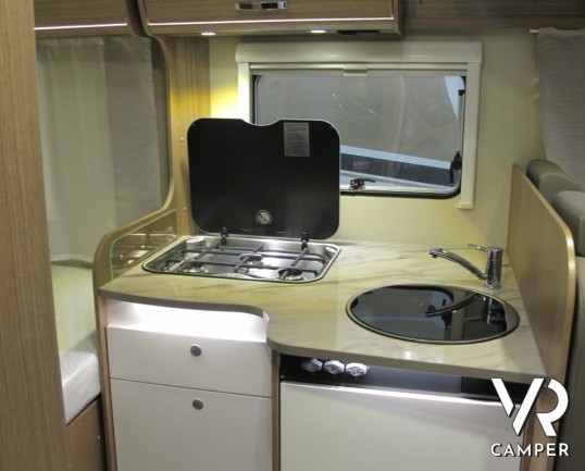 Carado T348: camper nuovo semintegrale con letto alla francese, ampio bagno e dinette, possibilità di portamoto esterno, produzione tedesco