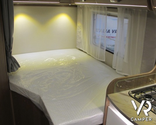 Carado T348: camper nuovo semintegrale con letto alla francese, ampio bagno e dinette, possibilità di portamoto esterno, produzione tedesco