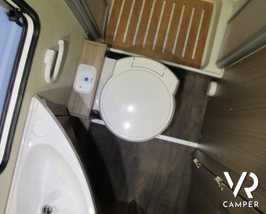 Carado T348: camper nuovo semintegrale con letto alla francese, ampio bagno e dinette, possibilità di portamoto esterno, produzione tedesco