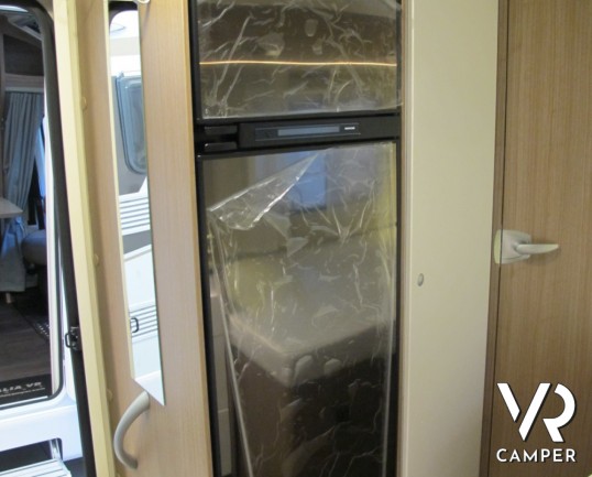 Carado T348: camper nuovo semintegrale con letto alla francese, ampio bagno e dinette, possibilità di portamoto esterno, produzione tedesco