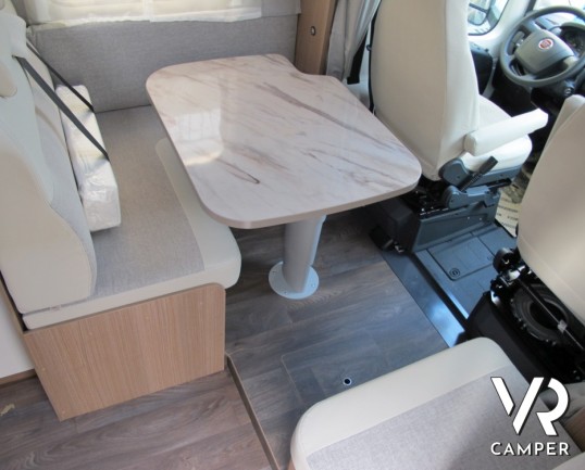 Carado T 447: camper semintegrale nuovo con letti gemelli, letto basculante, bagno e doccia separati, 4 posti omologati.