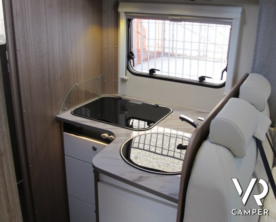 Carado T 447: camper semintegrale nuovo con letti gemelli, letto basculante, bagno e doccia separati, 4 posti omologati.