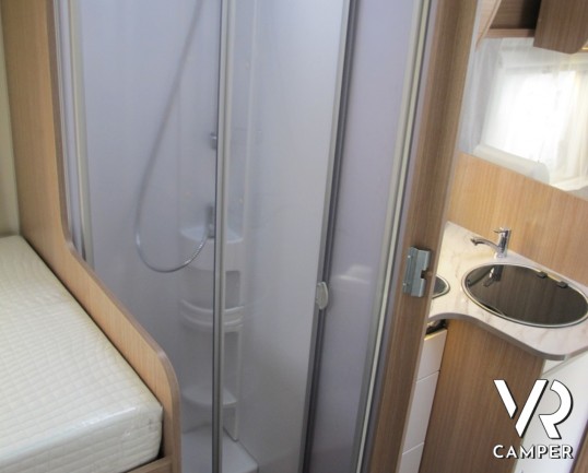 Carado T 447: camper semintegrale nuovo con letti gemelli, letto basculante, bagno e doccia separati, 4 posti omologati.