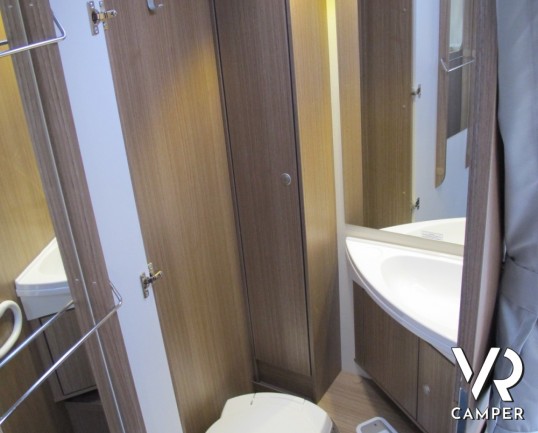 Carado T 447: camper semintegrale nuovo con letti gemelli, letto basculante, bagno e doccia separati, 4 posti omologati.