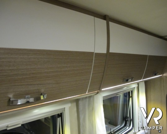 Carado T 447: camper nuovo semintegrale con letti gemelli posteriori e letto basculante su ampia dinette, bagno e doccia separati