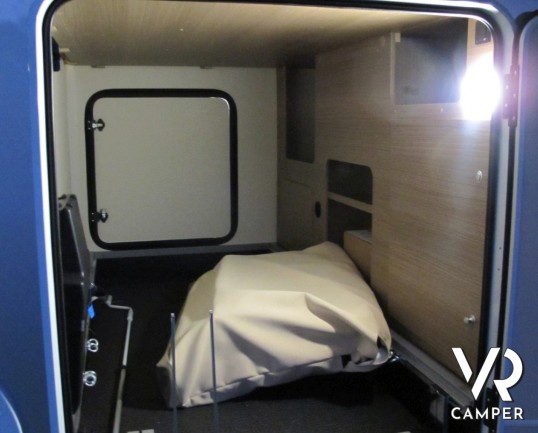 Carado T 447: camper nuovo semintegrale con letti gemelli posteriori e letto basculante su ampia dinette, bagno e doccia separati