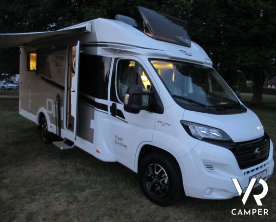 Carado T 447: camper nuovo semintegrale con letti gemelli posteriori e letto basculante su ampia dinette, bagno e doccia separati