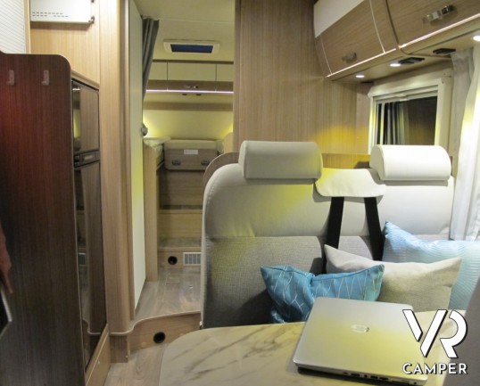 Carado T 447: camper nuovo semintegrale con letti gemelli posteriori e letto basculante su ampia dinette, bagno e doccia separati