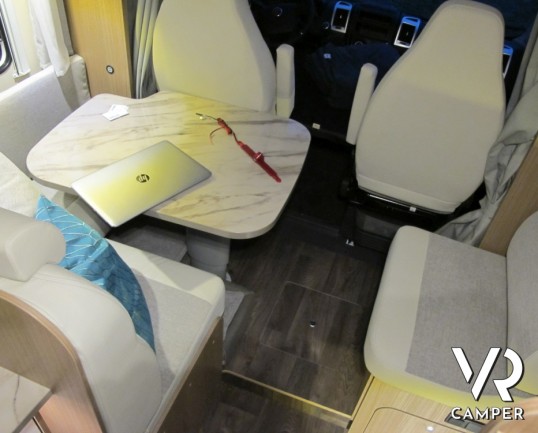 Carado T 447: camper nuovo semintegrale con letti gemelli posteriori e letto basculante su ampia dinette, bagno e doccia separati