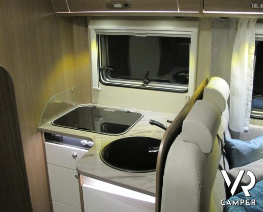 Carado T 447: camper nuovo semintegrale con letti gemelli posteriori e letto basculante su ampia dinette, bagno e doccia separati