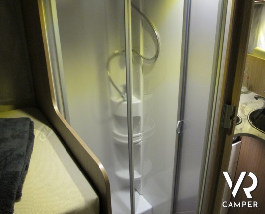 Carado T 447: camper nuovo semintegrale con letti gemelli posteriori e letto basculante su ampia dinette, bagno e doccia separati