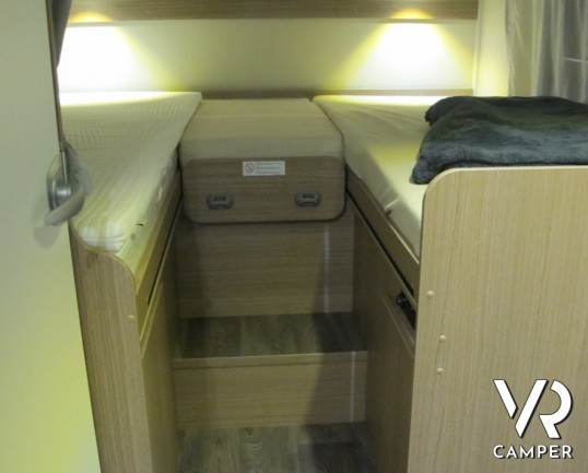 Carado T 447: camper nuovo semintegrale con letti gemelli posteriori e letto basculante su ampia dinette, bagno e doccia separati