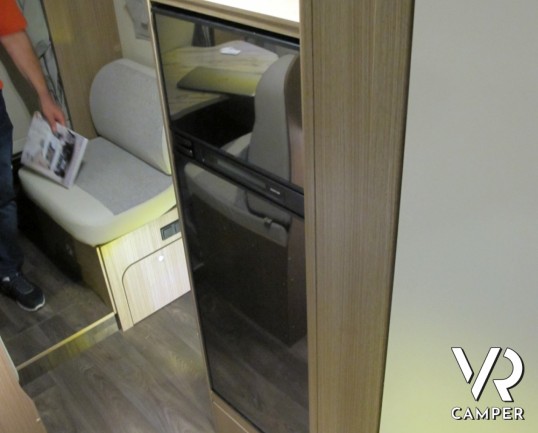 Carado T 447: camper nuovo semintegrale con letti gemelli posteriori e letto basculante su ampia dinette, bagno e doccia separati