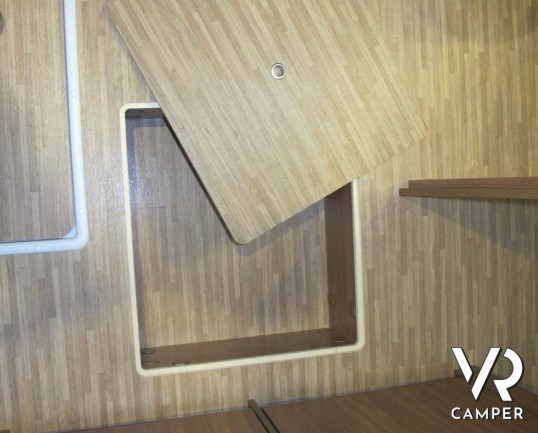 Carado T 449: camper nuovo semintegrale con letto nautico posteriore, dinette a L anteriore, bagno e doccia separati e ampio garage