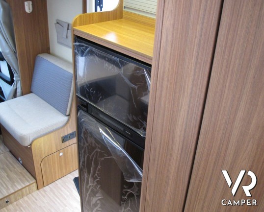 Carado T 449: camper nuovo semintegrale con letto nautico posteriore, dinette a L anteriore, bagno e doccia separati e ampio garage