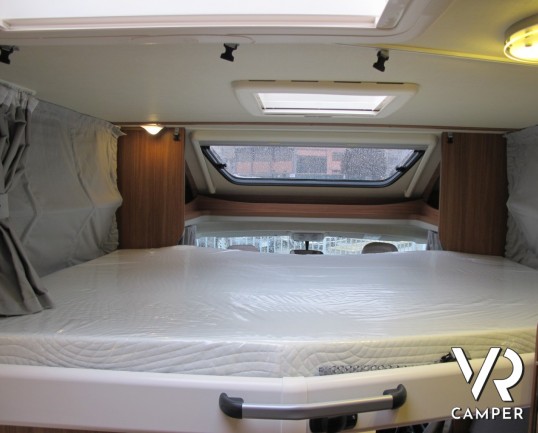 Carado T 449: camper nuovo semintegrale con letto nautico posteriore, dinette a L anteriore, bagno e doccia separati e ampio garage