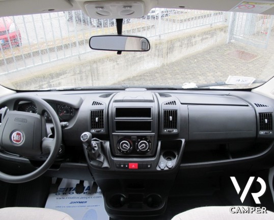 Carado T 449: camper nuovo semintegrale con letto nautico posteriore, dinette a L anteriore, bagno e doccia separati e ampio garage