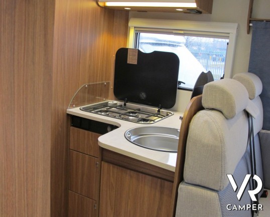 Carado T 449: camper nuovo semintegrale con letto nautico posteriore, dinette a L anteriore, bagno e doccia separati e ampio garage