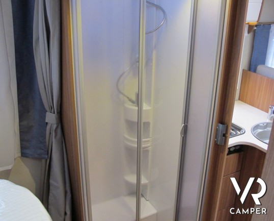 Carado T 449: camper nuovo semintegrale con letto nautico posteriore, dinette a L anteriore, bagno e doccia separati e ampio garage