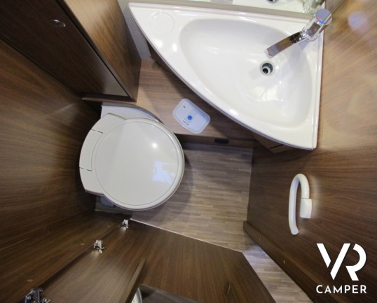 Carado T 449: camper nuovo semintegrale con letto nautico posteriore, dinette a L anteriore, bagno e doccia separati e ampio garage