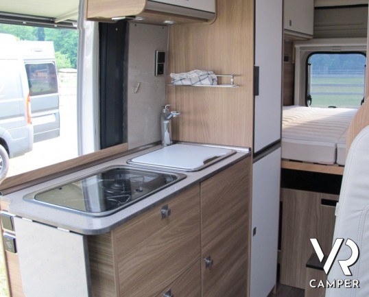 Carado Vlow 600: furgonato 6 metri di lunghezza con letto matrimoniale in coda e 3 armadi disponibili con frigorifero rialzato