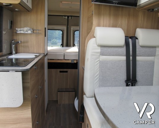 Carado Vlow 600: furgonato 6 metri di lunghezza con letto matrimoniale in coda e 3 armadi disponibili con frigorifero rialzato