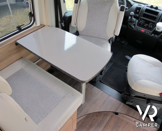 Carado Vlow 600: furgonato 6 metri di lunghezza con letto matrimoniale in coda e 3 armadi disponibili con frigorifero rialzato