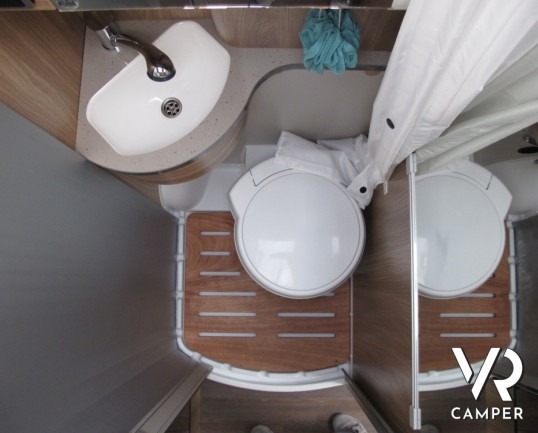 Carado Vlow 600: furgonato 6 metri di lunghezza con letto matrimoniale in coda e 3 armadi disponibili con frigorifero rialzato