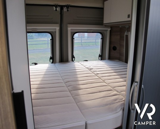 Carado Vlow 600: furgonato 6 metri di lunghezza con letto matrimoniale in coda e 3 armadi disponibili con frigorifero rialzato