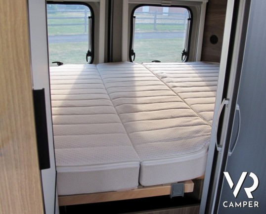 Carado Vlow 600: furgonato 6 metri di lunghezza con letto matrimoniale in coda e 3 armadi disponibili con frigorifero rialzato