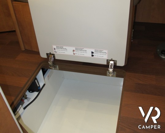 Carthago C-Compactline I 138: camper motorhome nuovo a Torino compatto nelle dimensioni con letto matrimoniale posteriore e ampio garage.