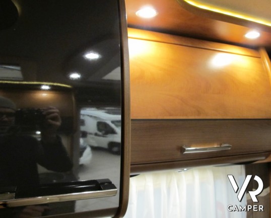 Carthago C-Compactline I 138: camper motorhome nuovo a Torino compatto nelle dimensioni con letto matrimoniale posteriore e ampio garage.