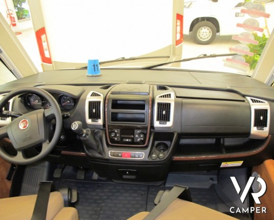 Carthago C-Compactline I 138: camper motorhome nuovo a Torino compatto nelle dimensioni con letto matrimoniale posteriore e ampio garage.