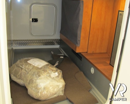 Carthago C-Compactline I 138: camper motorhome nuovo a Torino compatto nelle dimensioni con letto matrimoniale posteriore e ampio garage.