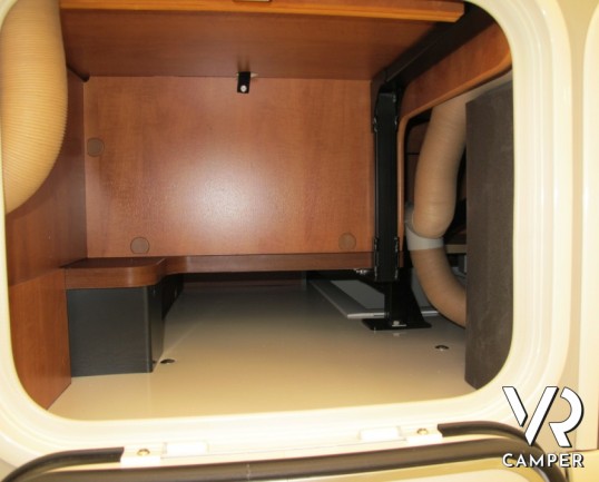 Carthago C-Compactline I 138: camper motorhome nuovo a Torino compatto nelle dimensioni con letto matrimoniale posteriore e ampio garage.