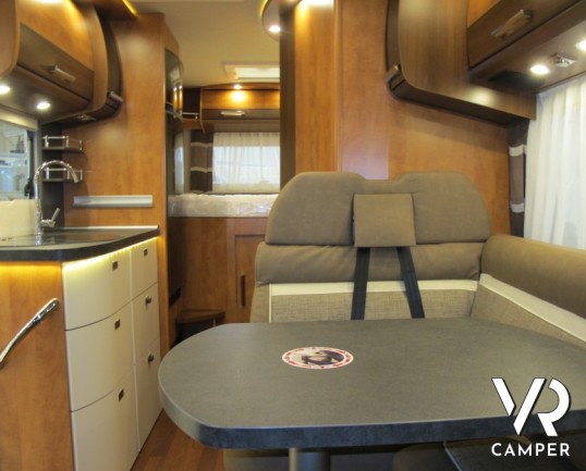 Carthago C-Compactline I 138: camper motorhome nuovo a Torino compatto nelle dimensioni con letto matrimoniale posteriore e ampio garage.