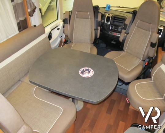 Carthago C-Compactline I 138: camper motorhome nuovo a Torino compatto nelle dimensioni con letto matrimoniale posteriore e ampio garage.