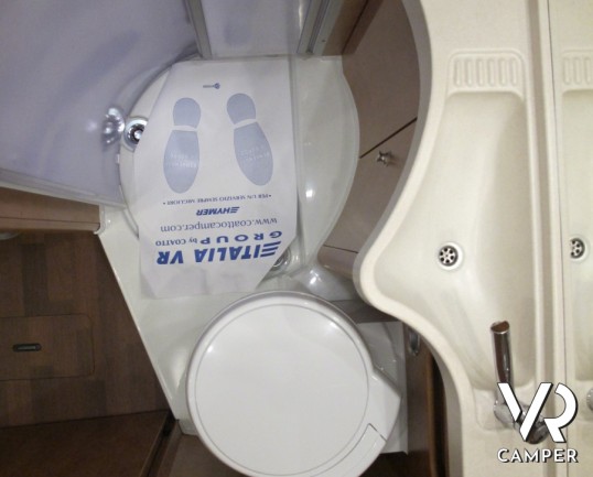 Carthago C-Compactline I 138: camper motorhome nuovo a Torino compatto nelle dimensioni con letto matrimoniale posteriore e ampio garage.