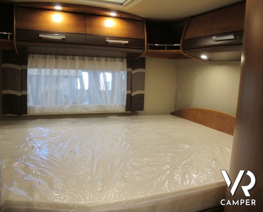 Carthago C-Compactline I 138: camper motorhome nuovo a Torino compatto nelle dimensioni con letto matrimoniale posteriore e ampio garage.